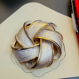 Women's brooch no mark